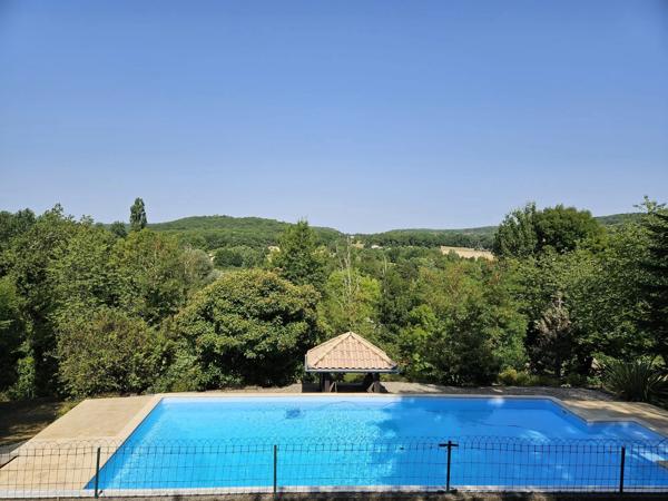 Vue panoramique exceptionnelle - propriété parfaitement entretenue avec piscine près de Penne-d’Agenais