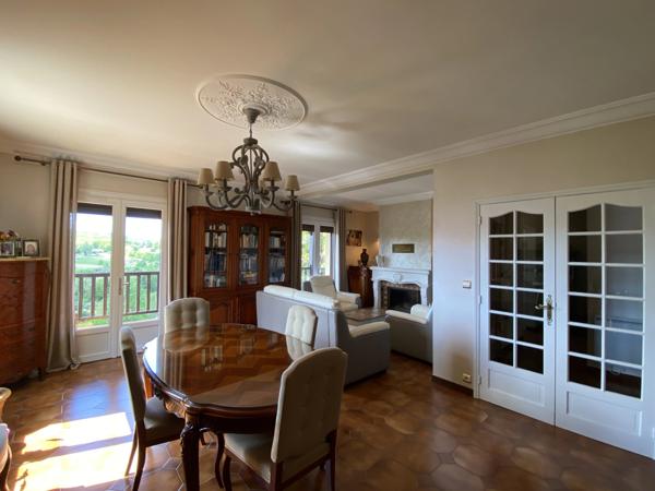 Vue panoramique exceptionnelle - propriété parfaitement entretenue avec piscine près de Penne-d’Agenais