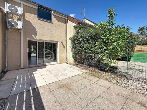 Maison mitoyenne rénovée avec jardin privatif – Aucun travaux à prévoir

Venez poser vos valises dans cette charmante maison mitoyenne, située dans un environnement calme et agréable. Rénovée en 2011, elle offre un cadre de vie confortable et fonctionnel, idéal pour une résidence principale.

Au rez-de-chaussée, vous découvrirez une belle pièce de vie de 35 m², lumineuse et conviviale, avec une cuisine aménagée. Un WC avec espace buanderie complète ce niveau.

À l’étage, un palier dessert deux chambres ainsi qu’une salle de bains avec WC.

À l’extérieur, vous profiterez d’une agréable terrasse et d’un joli jardin privatif, parfaits pour profiter des beaux jours en toute tranquillité.

Les atouts :
Maison rénovée en 2011
Aucun travaux à prévoir
Climatisation réversible
Bonne performance énergétique
Fenêtres PVC double vitrage
Volets roulants
Terrasse et jardin privatif
Environnement calme

Une maison clé en main, alliant confort, fonctionnalité et tranquillité. À découvrir sans tarder ! Contactez - moi