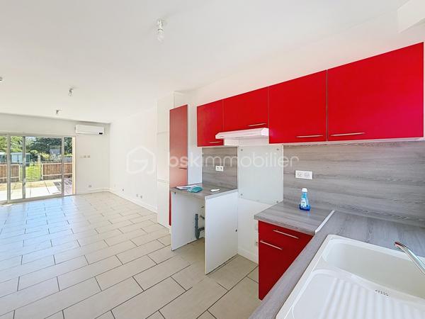 Maison mitoyenne rénovée avec jardin privatif – Aucun travaux à prévoir

Venez poser vos valises dans cette charmante maison mitoyenne, située dans un environnement calme et agréable. Rénovée en 2011, elle offre un cadre de vie confortable et fonctionnel, idéal pour une résidence principale.

Au rez-de-chaussée, vous découvrirez une belle pièce de vie de 35 m², lumineuse et conviviale, avec une cuisine aménagée. Un WC avec espace buanderie complète ce niveau.

À l’étage, un palier dessert deux chambres ainsi qu’une salle de bains avec WC.

À l’extérieur, vous profiterez d’une agréable terrasse et d’un joli jardin privatif, parfaits pour profiter des beaux jours en toute tranquillité.

Les atouts :
Maison rénovée en 2011
Aucun travaux à prévoir
Climatisation réversible
Bonne performance énergétique
Fenêtres PVC double vitrage
Volets roulants
Terrasse et jardin privatif
Environnement calme

Une maison clé en main, alliant confort, fonctionnalité et tranquillité. À découvrir sans tarder ! Contactez - moi