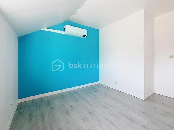 Maison mitoyenne rénovée avec jardin privatif – Aucun travaux à prévoir

Venez poser vos valises dans cette charmante maison mitoyenne, située dans un environnement calme et agréable. Rénovée en 2011, elle offre un cadre de vie confortable et fonctionnel, idéal pour une résidence principale.

Au rez-de-chaussée, vous découvrirez une belle pièce de vie de 35 m², lumineuse et conviviale, avec une cuisine aménagée. Un WC avec espace buanderie complète ce niveau.

À l’étage, un palier dessert deux chambres ainsi qu’une salle de bains avec WC.

À l’extérieur, vous profiterez d’une agréable terrasse et d’un joli jardin privatif, parfaits pour profiter des beaux jours en toute tranquillité.

Les atouts :
Maison rénovée en 2011
Aucun travaux à prévoir
Climatisation réversible
Bonne performance énergétique
Fenêtres PVC double vitrage
Volets roulants
Terrasse et jardin privatif
Environnement calme

Une maison clé en main, alliant confort, fonctionnalité et tranquillité. À découvrir sans tarder ! Contactez - moi