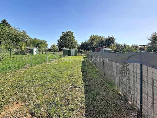 Maison mitoyenne rénovée avec jardin privatif – Aucun travaux à prévoir

Venez poser vos valises dans cette charmante maison mitoyenne, située dans un environnement calme et agréable. Rénovée en 2011, elle offre un cadre de vie confortable et fonctionnel, idéal pour une résidence principale.

Au rez-de-chaussée, vous découvrirez une belle pièce de vie de 35 m², lumineuse et conviviale, avec une cuisine aménagée. Un WC avec espace buanderie complète ce niveau.

À l’étage, un palier dessert deux chambres ainsi qu’une salle de bains avec WC.

À l’extérieur, vous profiterez d’une agréable terrasse et d’un joli jardin privatif, parfaits pour profiter des beaux jours en toute tranquillité.

Les atouts :
Maison rénovée en 2011
Aucun travaux à prévoir
Climatisation réversible
Bonne performance énergétique
Fenêtres PVC double vitrage
Volets roulants
Terrasse et jardin privatif
Environnement calme

Une maison clé en main, alliant confort, fonctionnalité et tranquillité. À découvrir sans tarder ! Contactez - moi