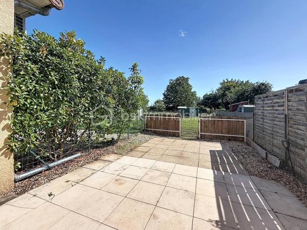 Maison mitoyenne rénovée avec jardin privatif – Aucun travaux à prévoir

Venez poser vos valises dans cette charmante maison mitoyenne, située dans un environnement calme et agréable. Rénovée en 2011, elle offre un cadre de vie confortable et fonctionnel, idéal pour une résidence principale.

Au rez-de-chaussée, vous découvrirez une belle pièce de vie de 35 m², lumineuse et conviviale, avec une cuisine aménagée. Un WC avec espace buanderie complète ce niveau.

À l’étage, un palier dessert deux chambres ainsi qu’une salle de bains avec WC.

À l’extérieur, vous profiterez d’une agréable terrasse et d’un joli jardin privatif, parfaits pour profiter des beaux jours en toute tranquillité.

Les atouts :
Maison rénovée en 2011
Aucun travaux à prévoir
Climatisation réversible
Bonne performance énergétique
Fenêtres PVC double vitrage
Volets roulants
Terrasse et jardin privatif
Environnement calme

Une maison clé en main, alliant confort, fonctionnalité et tranquillité. À découvrir sans tarder ! Contactez - moi