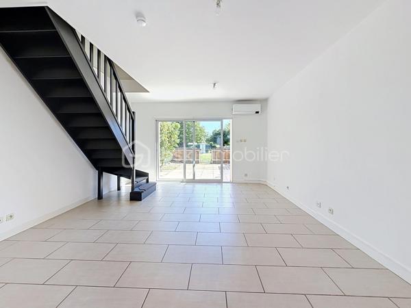 Maison mitoyenne rénovée avec jardin privatif – Aucun travaux à prévoir

Venez poser vos valises dans cette charmante maison mitoyenne, située dans un environnement calme et agréable. Rénovée en 2011, elle offre un cadre de vie confortable et fonctionnel, idéal pour une résidence principale.

Au rez-de-chaussée, vous découvrirez une belle pièce de vie de 35 m², lumineuse et conviviale, avec une cuisine aménagée. Un WC avec espace buanderie complète ce niveau.

À l’étage, un palier dessert deux chambres ainsi qu’une salle de bains avec WC.

À l’extérieur, vous profiterez d’une agréable terrasse et d’un joli jardin privatif, parfaits pour profiter des beaux jours en toute tranquillité.

Les atouts :
Maison rénovée en 2011
Aucun travaux à prévoir
Climatisation réversible
Bonne performance énergétique
Fenêtres PVC double vitrage
Volets roulants
Terrasse et jardin privatif
Environnement calme

Une maison clé en main, alliant confort, fonctionnalité et tranquillité. À découvrir sans tarder ! Contactez - moi