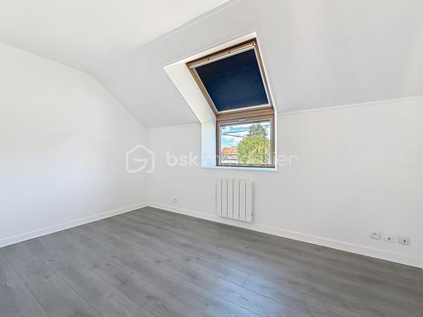 Maison mitoyenne rénovée avec jardin privatif – Aucun travaux à prévoir

Venez poser vos valises dans cette charmante maison mitoyenne, située dans un environnement calme et agréable. Rénovée en 2011, elle offre un cadre de vie confortable et fonctionnel, idéal pour une résidence principale.

Au rez-de-chaussée, vous découvrirez une belle pièce de vie de 35 m², lumineuse et conviviale, avec une cuisine aménagée. Un WC avec espace buanderie complète ce niveau.

À l’étage, un palier dessert deux chambres ainsi qu’une salle de bains avec WC.

À l’extérieur, vous profiterez d’une agréable terrasse et d’un joli jardin privatif, parfaits pour profiter des beaux jours en toute tranquillité.

Les atouts :
Maison rénovée en 2011
Aucun travaux à prévoir
Climatisation réversible
Bonne performance énergétique
Fenêtres PVC double vitrage
Volets roulants
Terrasse et jardin privatif
Environnement calme

Une maison clé en main, alliant confort, fonctionnalité et tranquillité. À découvrir sans tarder ! Contactez - moi