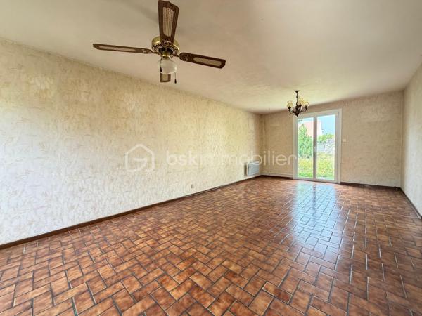 Découvrez cette agréable maison offrant de beaux volumes et un fort potentiel.
Elle se compose, au rez-de-chaussée, d’une entrée, de WC, d’un lumineux salon-séjour, d’une cuisine indépendante, d’un garage ainsi que d’un accès direct au sous-sol.
À l’étage, vous trouverez un palier desservant 3 chambres, une salle d’eau et une pièce pouvant servir de dressing ou bureau.
Le tout sur un terrain clos d’environ 201 m², idéal pour profiter d’un extérieur facile d’entretien.
Une maison fonctionnelle, parfaite pour une famille ou un premier achat.