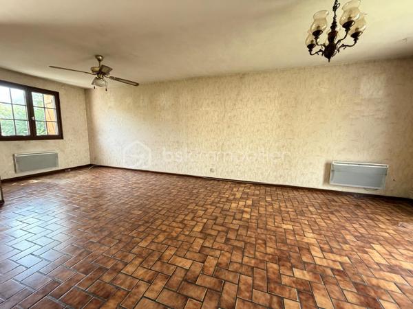Découvrez cette agréable maison offrant de beaux volumes et un fort potentiel.
Elle se compose, au rez-de-chaussée, d’une entrée, de WC, d’un lumineux salon-séjour, d’une cuisine indépendante, d’un garage ainsi que d’un accès direct au sous-sol.
À l’étage, vous trouverez un palier desservant 3 chambres, une salle d’eau et une pièce pouvant servir de dressing ou bureau.
Le tout sur un terrain clos d’environ 201 m², idéal pour profiter d’un extérieur facile d’entretien.
Une maison fonctionnelle, parfaite pour une famille ou un premier achat.