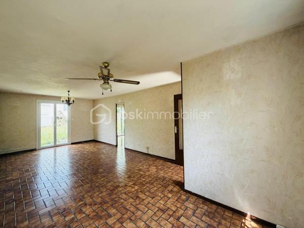 Découvrez cette agréable maison offrant de beaux volumes et un fort potentiel.
Elle se compose, au rez-de-chaussée, d’une entrée, de WC, d’un lumineux salon-séjour, d’une cuisine indépendante, d’un garage ainsi que d’un accès direct au sous-sol.
À l’étage, vous trouverez un palier desservant 3 chambres, une salle d’eau et une pièce pouvant servir de dressing ou bureau.
Le tout sur un terrain clos d’environ 201 m², idéal pour profiter d’un extérieur facile d’entretien.
Une maison fonctionnelle, parfaite pour une famille ou un premier achat.