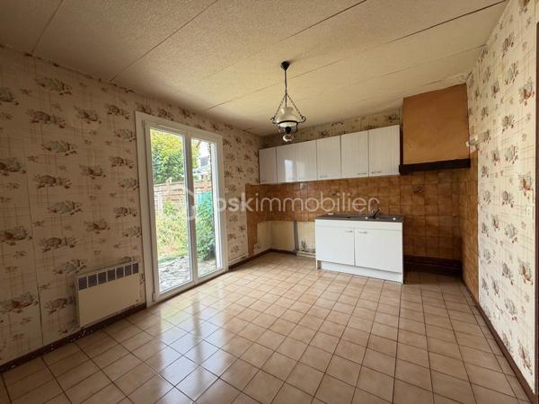 Découvrez cette agréable maison offrant de beaux volumes et un fort potentiel.
Elle se compose, au rez-de-chaussée, d’une entrée, de WC, d’un lumineux salon-séjour, d’une cuisine indépendante, d’un garage ainsi que d’un accès direct au sous-sol.
À l’étage, vous trouverez un palier desservant 3 chambres, une salle d’eau et une pièce pouvant servir de dressing ou bureau.
Le tout sur un terrain clos d’environ 201 m², idéal pour profiter d’un extérieur facile d’entretien.
Une maison fonctionnelle, parfaite pour une famille ou un premier achat.