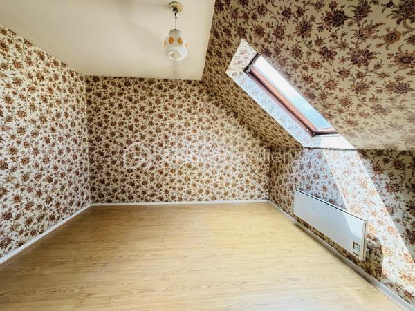 Découvrez cette agréable maison offrant de beaux volumes et un fort potentiel.
Elle se compose, au rez-de-chaussée, d’une entrée, de WC, d’un lumineux salon-séjour, d’une cuisine indépendante, d’un garage ainsi que d’un accès direct au sous-sol.
À l’étage, vous trouverez un palier desservant 3 chambres, une salle d’eau et une pièce pouvant servir de dressing ou bureau.
Le tout sur un terrain clos d’environ 201 m², idéal pour profiter d’un extérieur facile d’entretien.
Une maison fonctionnelle, parfaite pour une famille ou un premier achat.