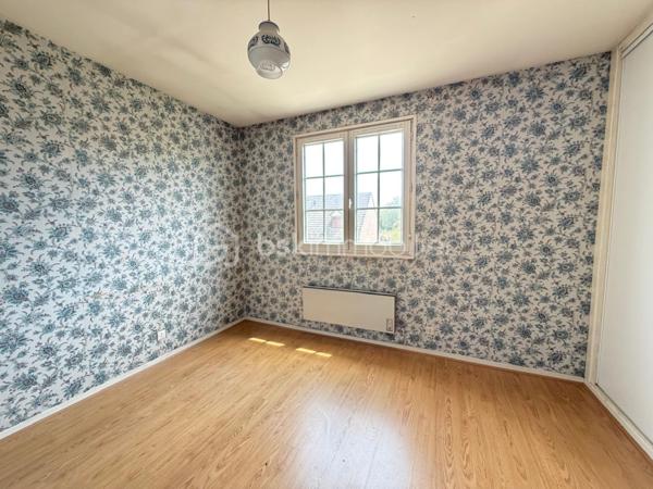 Découvrez cette agréable maison offrant de beaux volumes et un fort potentiel.
Elle se compose, au rez-de-chaussée, d’une entrée, de WC, d’un lumineux salon-séjour, d’une cuisine indépendante, d’un garage ainsi que d’un accès direct au sous-sol.
À l’étage, vous trouverez un palier desservant 3 chambres, une salle d’eau et une pièce pouvant servir de dressing ou bureau.
Le tout sur un terrain clos d’environ 201 m², idéal pour profiter d’un extérieur facile d’entretien.
Une maison fonctionnelle, parfaite pour une famille ou un premier achat.