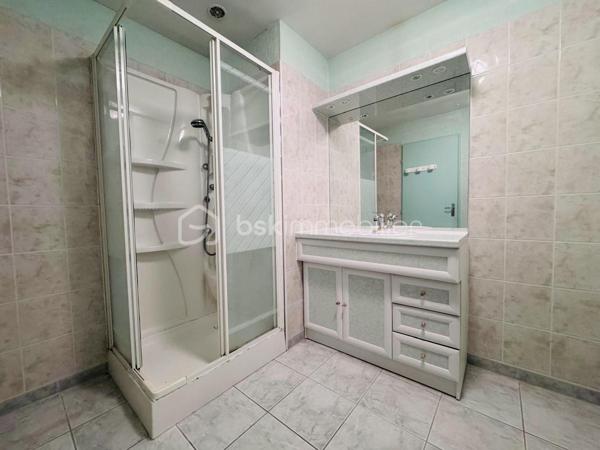 Découvrez cette agréable maison offrant de beaux volumes et un fort potentiel.
Elle se compose, au rez-de-chaussée, d’une entrée, de WC, d’un lumineux salon-séjour, d’une cuisine indépendante, d’un garage ainsi que d’un accès direct au sous-sol.
À l’étage, vous trouverez un palier desservant 3 chambres, une salle d’eau et une pièce pouvant servir de dressing ou bureau.
Le tout sur un terrain clos d’environ 201 m², idéal pour profiter d’un extérieur facile d’entretien.
Une maison fonctionnelle, parfaite pour une famille ou un premier achat.