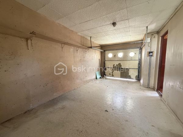 Découvrez cette agréable maison offrant de beaux volumes et un fort potentiel.
Elle se compose, au rez-de-chaussée, d’une entrée, de WC, d’un lumineux salon-séjour, d’une cuisine indépendante, d’un garage ainsi que d’un accès direct au sous-sol.
À l’étage, vous trouverez un palier desservant 3 chambres, une salle d’eau et une pièce pouvant servir de dressing ou bureau.
Le tout sur un terrain clos d’environ 201 m², idéal pour profiter d’un extérieur facile d’entretien.
Une maison fonctionnelle, parfaite pour une famille ou un premier achat.