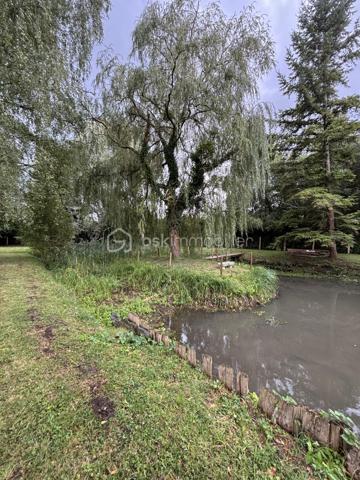 Je vous propose ce magnifique terrain de loisir situé sur la commune du Grand Lucé, à seulement 5 minutes des commodités et à 30 minutes du Mans.

Véritable havre de paix, il est idéal pour les amoureux de nature, les passionnés de pêche ou simplement pour profiter de moments de détente en plein air durant les beaux jours.

Le terrain, joliment arboré, dispose d’un étang poissonneux agrémenté d’un ponton récemment installé. Un véritable atout : les compteurs d'eau de ville et d’électricité sont déjà sur la parcelle, une rareté pour ce type de bien.

Vous y trouverez également une cabane en bois avec toiture en tôle, parfaite pour le stockage de vos outils, équipements de pêche ou mobilier de jardin. L’accès est sécurisé par un portail électrique, avec un chemin d’accès entièrement refait et des clôtures en place.

Un bien rare sur le secteur, à découvrir sans tarder. Contactez-moi pour plus d’informations ou pour organiser une visite.