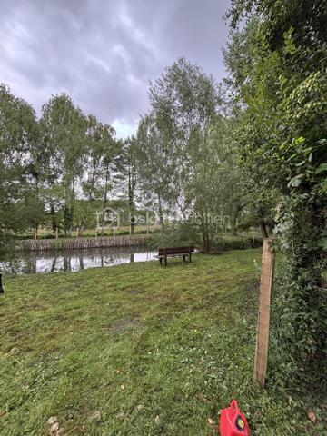 Je vous propose ce magnifique terrain de loisir situé sur la commune du Grand Lucé, à seulement 5 minutes des commodités et à 30 minutes du Mans.

Véritable havre de paix, il est idéal pour les amoureux de nature, les passionnés de pêche ou simplement pour profiter de moments de détente en plein air durant les beaux jours.

Le terrain, joliment arboré, dispose d’un étang poissonneux agrémenté d’un ponton récemment installé. Un véritable atout : les compteurs d'eau de ville et d’électricité sont déjà sur la parcelle, une rareté pour ce type de bien.

Vous y trouverez également une cabane en bois avec toiture en tôle, parfaite pour le stockage de vos outils, équipements de pêche ou mobilier de jardin. L’accès est sécurisé par un portail électrique, avec un chemin d’accès entièrement refait et des clôtures en place.

Un bien rare sur le secteur, à découvrir sans tarder. Contactez-moi pour plus d’informations ou pour organiser une visite.