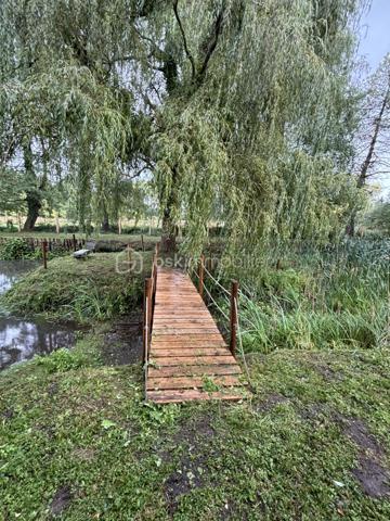 Je vous propose ce magnifique terrain de loisir situé sur la commune du Grand Lucé, à seulement 5 minutes des commodités et à 30 minutes du Mans.

Véritable havre de paix, il est idéal pour les amoureux de nature, les passionnés de pêche ou simplement pour profiter de moments de détente en plein air durant les beaux jours.

Le terrain, joliment arboré, dispose d’un étang poissonneux agrémenté d’un ponton récemment installé. Un véritable atout : les compteurs d'eau de ville et d’électricité sont déjà sur la parcelle, une rareté pour ce type de bien.

Vous y trouverez également une cabane en bois avec toiture en tôle, parfaite pour le stockage de vos outils, équipements de pêche ou mobilier de jardin. L’accès est sécurisé par un portail électrique, avec un chemin d’accès entièrement refait et des clôtures en place.

Un bien rare sur le secteur, à découvrir sans tarder. Contactez-moi pour plus d’informations ou pour organiser une visite.