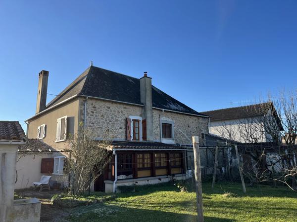 Maison de bourg de 3 chambres, garage et Jardin attenantes