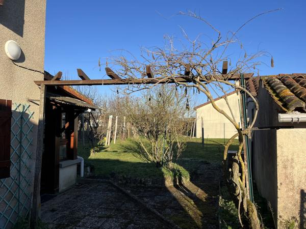 Maison de bourg de 3 chambres, garage et Jardin attenantes