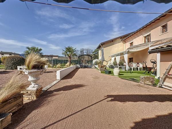 Juliénas (69840) Maison spacieuse avec vue panoramique et hangar, bureau et caveau de dégustation à Juliénas - Idéale artisan,