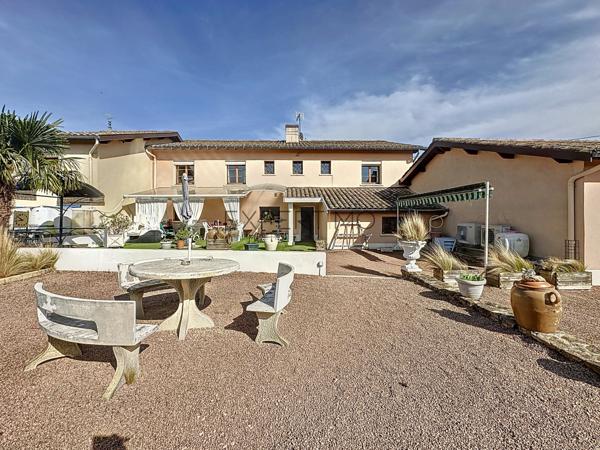 Juliénas (69840) Maison spacieuse avec vue panoramique et hangar, bureau et caveau de dégustation à Juliénas - Idéale artisan,