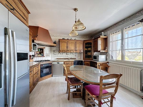 Juliénas (69840) Maison spacieuse avec vue panoramique et hangar, bureau et caveau de dégustation à Juliénas - Idéale artisan,