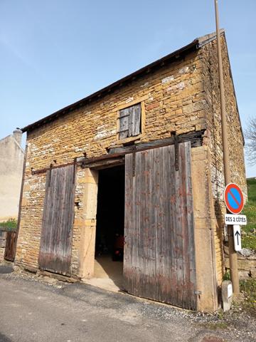 Idéalement située à Cormatin cette grange en pierre offre la possibilité de créer un logement