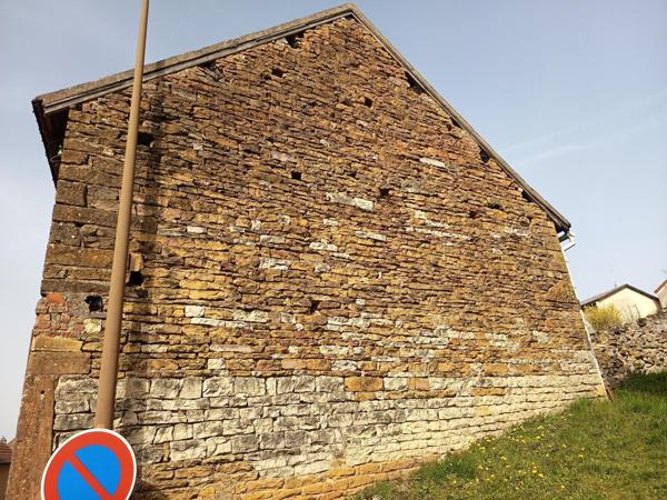 Idéalement située à Cormatin cette grange en pierre offre la possibilité de créer un logement