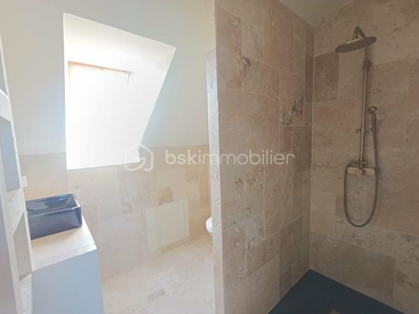Elle se compose, au rez-de-chaussée, d’un salon avec espace cuisine. 
Au premier étage, vous trouverez une suite parentale avec douche, lavabo et WC. 
Le deuxième étage propose également une seconde suite parentale avec douche, lavabo et WC.

Plusieurs travaux importants ont déjà été réalisés : toiture neuve, façade refaite, isolation posée, fenêtres en double vitrage, installation électrique déjà passée ainsi que les prises RJ45. Les deux salles d’eau sont fonctionnelles.

La maison reste à terminer et permettra aux futurs propriétaires de réaliser les dernières finitions et de personnaliser les espaces selon leurs envies.

Un terrain non attenant est également vendu avec la maison.

Un bien idéal pour les amateurs de travaux à la recherche d’un projet avec un beau potentiel, situé au cœur de La Ferté-Macé, à proximité des commerces et des commodités.