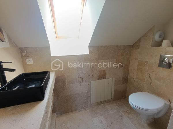 Elle se compose, au rez-de-chaussée, d’un salon avec espace cuisine. 
Au premier étage, vous trouverez une suite parentale avec douche, lavabo et WC. 
Le deuxième étage propose également une seconde suite parentale avec douche, lavabo et WC.

Plusieurs travaux importants ont déjà été réalisés : toiture neuve, façade refaite, isolation posée, fenêtres en double vitrage, installation électrique déjà passée ainsi que les prises RJ45. Les deux salles d’eau sont fonctionnelles.

La maison reste à terminer et permettra aux futurs propriétaires de réaliser les dernières finitions et de personnaliser les espaces selon leurs envies.

Un terrain non attenant est également vendu avec la maison.

Un bien idéal pour les amateurs de travaux à la recherche d’un projet avec un beau potentiel, situé au cœur de La Ferté-Macé, à proximité des commerces et des commodités.
