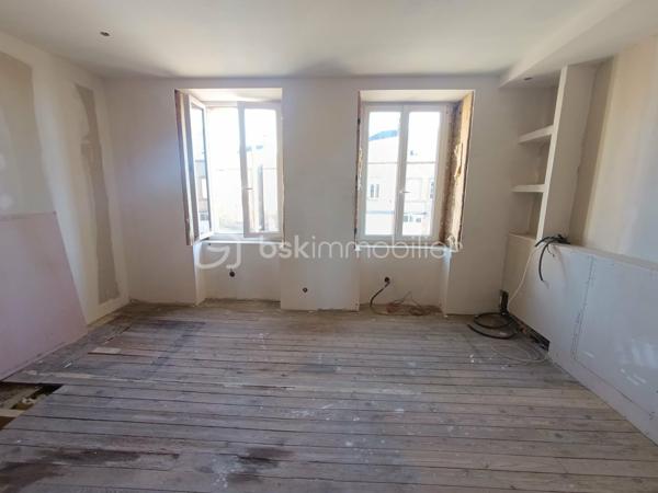 Elle se compose, au rez-de-chaussée, d’un salon avec espace cuisine. 
Au premier étage, vous trouverez une suite parentale avec douche, lavabo et WC. 
Le deuxième étage propose également une seconde suite parentale avec douche, lavabo et WC.

Plusieurs travaux importants ont déjà été réalisés : toiture neuve, façade refaite, isolation posée, fenêtres en double vitrage, installation électrique déjà passée ainsi que les prises RJ45. Les deux salles d’eau sont fonctionnelles.

La maison reste à terminer et permettra aux futurs propriétaires de réaliser les dernières finitions et de personnaliser les espaces selon leurs envies.

Un terrain non attenant est également vendu avec la maison.

Un bien idéal pour les amateurs de travaux à la recherche d’un projet avec un beau potentiel, situé au cœur de La Ferté-Macé, à proximité des commerces et des commodités.