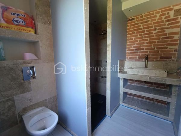 Elle se compose, au rez-de-chaussée, d’un salon avec espace cuisine. 
Au premier étage, vous trouverez une suite parentale avec douche, lavabo et WC. 
Le deuxième étage propose également une seconde suite parentale avec douche, lavabo et WC.

Plusieurs travaux importants ont déjà été réalisés : toiture neuve, façade refaite, isolation posée, fenêtres en double vitrage, installation électrique déjà passée ainsi que les prises RJ45. Les deux salles d’eau sont fonctionnelles.

La maison reste à terminer et permettra aux futurs propriétaires de réaliser les dernières finitions et de personnaliser les espaces selon leurs envies.

Un terrain non attenant est également vendu avec la maison.

Un bien idéal pour les amateurs de travaux à la recherche d’un projet avec un beau potentiel, situé au cœur de La Ferté-Macé, à proximité des commerces et des commodités.