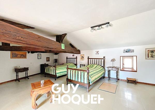 Maison en Pierre 2 Chs + Bureau et terrasse avec terrain de 607 m² environ - 71850 CHARNAY LES MACON