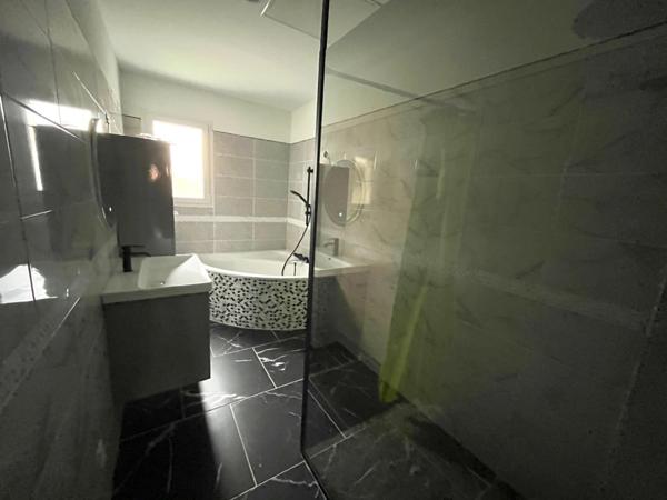 SAINT CYR EN TALMONDAIS (85) A 15 MIN DES PLAGES VILLA PLAIN PIED GRAND CONFORT 3 CHAMBRES HANGAR JARDIN