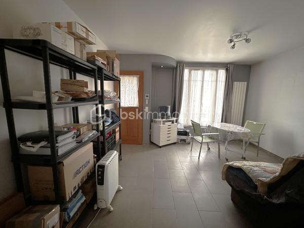 Une opportunité à saisir au prix d’un appartement !

Située dans une zone pavillonnaire, proche des bus pour la gare de Villemomble Le Raincy. Cette charmante maison de 52m² est faite pour vous !

Dès l’entrée, vous découvrirez un agréable séjour ouvert sur une cuisine entièrement équipée et aménagée avec goût, créant un espace de vie convivial et lumineux.

À l’étage, un couloir dessert deux chambres avec rangements ainsi qu’une salle d’eau fonctionnelle, parfaitement adaptée au quotidien.

Le véritable atout de cette maison réside dans son sous-sol total d’environ 27m²avec WC, offrant de nombreuses possibilités d’aménagement : studio, double séjour, chambre supplémentaire, buanderie, atelier ou espace de stockage, selon vos envies et vos besoins.

Avec une superficie totale exploitable de plus de 79m²environ entre les deux niveaux, cette maison représente une excellente opportunité, idéale pour un premier achat ou un investissement locatif.

Vous apprécierez également son agréable jardin pour profiter des beaux jours entre amis ou en famille.

Une maison avec un fort potentiel, à découvrir sans tarder !

Je reste joignable 7j/7 sur WHATSAPP au : 06.52.05.15.94