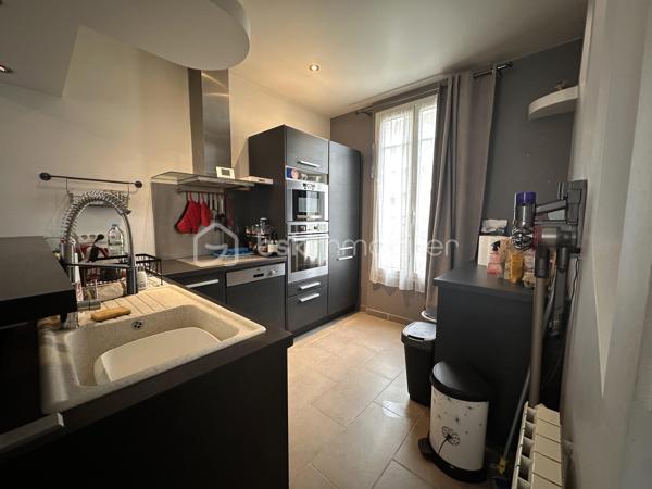 Une opportunité à saisir au prix d’un appartement !

Située dans une zone pavillonnaire, proche des bus pour la gare de Villemomble Le Raincy. Cette charmante maison de 52m² est faite pour vous !

Dès l’entrée, vous découvrirez un agréable séjour ouvert sur une cuisine entièrement équipée et aménagée avec goût, créant un espace de vie convivial et lumineux.

À l’étage, un couloir dessert deux chambres avec rangements ainsi qu’une salle d’eau fonctionnelle, parfaitement adaptée au quotidien.

Le véritable atout de cette maison réside dans son sous-sol total d’environ 27m²avec WC, offrant de nombreuses possibilités d’aménagement : studio, double séjour, chambre supplémentaire, buanderie, atelier ou espace de stockage, selon vos envies et vos besoins.

Avec une superficie totale exploitable de plus de 79m²environ entre les deux niveaux, cette maison représente une excellente opportunité, idéale pour un premier achat ou un investissement locatif.

Vous apprécierez également son agréable jardin pour profiter des beaux jours entre amis ou en famille.

Une maison avec un fort potentiel, à découvrir sans tarder !

Je reste joignable 7j/7 sur WHATSAPP au : 06.52.05.15.94