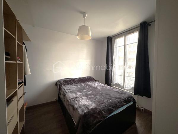 Une opportunité à saisir au prix d’un appartement !

Située dans une zone pavillonnaire, proche des bus pour la gare de Villemomble Le Raincy. Cette charmante maison de 52m² est faite pour vous !

Dès l’entrée, vous découvrirez un agréable séjour ouvert sur une cuisine entièrement équipée et aménagée avec goût, créant un espace de vie convivial et lumineux.

À l’étage, un couloir dessert deux chambres avec rangements ainsi qu’une salle d’eau fonctionnelle, parfaitement adaptée au quotidien.

Le véritable atout de cette maison réside dans son sous-sol total d’environ 27m²avec WC, offrant de nombreuses possibilités d’aménagement : studio, double séjour, chambre supplémentaire, buanderie, atelier ou espace de stockage, selon vos envies et vos besoins.

Avec une superficie totale exploitable de plus de 79m²environ entre les deux niveaux, cette maison représente une excellente opportunité, idéale pour un premier achat ou un investissement locatif.

Vous apprécierez également son agréable jardin pour profiter des beaux jours entre amis ou en famille.

Une maison avec un fort potentiel, à découvrir sans tarder !

Je reste joignable 7j/7 sur WHATSAPP au : 06.52.05.15.94