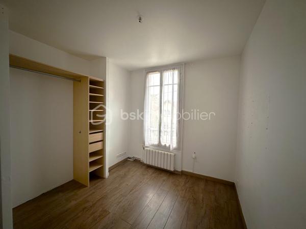 Une opportunité à saisir au prix d’un appartement !

Située dans une zone pavillonnaire, proche des bus pour la gare de Villemomble Le Raincy. Cette charmante maison de 52m² est faite pour vous !

Dès l’entrée, vous découvrirez un agréable séjour ouvert sur une cuisine entièrement équipée et aménagée avec goût, créant un espace de vie convivial et lumineux.

À l’étage, un couloir dessert deux chambres avec rangements ainsi qu’une salle d’eau fonctionnelle, parfaitement adaptée au quotidien.

Le véritable atout de cette maison réside dans son sous-sol total d’environ 27m²avec WC, offrant de nombreuses possibilités d’aménagement : studio, double séjour, chambre supplémentaire, buanderie, atelier ou espace de stockage, selon vos envies et vos besoins.

Avec une superficie totale exploitable de plus de 79m²environ entre les deux niveaux, cette maison représente une excellente opportunité, idéale pour un premier achat ou un investissement locatif.

Vous apprécierez également son agréable jardin pour profiter des beaux jours entre amis ou en famille.

Une maison avec un fort potentiel, à découvrir sans tarder !

Je reste joignable 7j/7 sur WHATSAPP au : 06.52.05.15.94