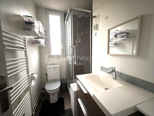 Une opportunité à saisir au prix d’un appartement !

Située dans une zone pavillonnaire, proche des bus pour la gare de Villemomble Le Raincy. Cette charmante maison de 52m² est faite pour vous !

Dès l’entrée, vous découvrirez un agréable séjour ouvert sur une cuisine entièrement équipée et aménagée avec goût, créant un espace de vie convivial et lumineux.

À l’étage, un couloir dessert deux chambres avec rangements ainsi qu’une salle d’eau fonctionnelle, parfaitement adaptée au quotidien.

Le véritable atout de cette maison réside dans son sous-sol total d’environ 27m²avec WC, offrant de nombreuses possibilités d’aménagement : studio, double séjour, chambre supplémentaire, buanderie, atelier ou espace de stockage, selon vos envies et vos besoins.

Avec une superficie totale exploitable de plus de 79m²environ entre les deux niveaux, cette maison représente une excellente opportunité, idéale pour un premier achat ou un investissement locatif.

Vous apprécierez également son agréable jardin pour profiter des beaux jours entre amis ou en famille.

Une maison avec un fort potentiel, à découvrir sans tarder !

Je reste joignable 7j/7 sur WHATSAPP au : 06.52.05.15.94