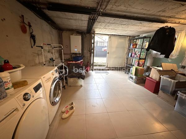 Une opportunité à saisir au prix d’un appartement !

Située dans une zone pavillonnaire, proche des bus pour la gare de Villemomble Le Raincy. Cette charmante maison de 52m² est faite pour vous !

Dès l’entrée, vous découvrirez un agréable séjour ouvert sur une cuisine entièrement équipée et aménagée avec goût, créant un espace de vie convivial et lumineux.

À l’étage, un couloir dessert deux chambres avec rangements ainsi qu’une salle d’eau fonctionnelle, parfaitement adaptée au quotidien.

Le véritable atout de cette maison réside dans son sous-sol total d’environ 27m²avec WC, offrant de nombreuses possibilités d’aménagement : studio, double séjour, chambre supplémentaire, buanderie, atelier ou espace de stockage, selon vos envies et vos besoins.

Avec une superficie totale exploitable de plus de 79m²environ entre les deux niveaux, cette maison représente une excellente opportunité, idéale pour un premier achat ou un investissement locatif.

Vous apprécierez également son agréable jardin pour profiter des beaux jours entre amis ou en famille.

Une maison avec un fort potentiel, à découvrir sans tarder !

Je reste joignable 7j/7 sur WHATSAPP au : 06.52.05.15.94