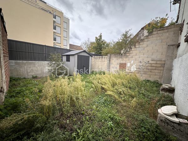 Une opportunité à saisir au prix d’un appartement !

Située dans une zone pavillonnaire, proche des bus pour la gare de Villemomble Le Raincy. Cette charmante maison de 52m² est faite pour vous !

Dès l’entrée, vous découvrirez un agréable séjour ouvert sur une cuisine entièrement équipée et aménagée avec goût, créant un espace de vie convivial et lumineux.

À l’étage, un couloir dessert deux chambres avec rangements ainsi qu’une salle d’eau fonctionnelle, parfaitement adaptée au quotidien.

Le véritable atout de cette maison réside dans son sous-sol total d’environ 27m²avec WC, offrant de nombreuses possibilités d’aménagement : studio, double séjour, chambre supplémentaire, buanderie, atelier ou espace de stockage, selon vos envies et vos besoins.

Avec une superficie totale exploitable de plus de 79m²environ entre les deux niveaux, cette maison représente une excellente opportunité, idéale pour un premier achat ou un investissement locatif.

Vous apprécierez également son agréable jardin pour profiter des beaux jours entre amis ou en famille.

Une maison avec un fort potentiel, à découvrir sans tarder !

Je reste joignable 7j/7 sur WHATSAPP au : 06.52.05.15.94
