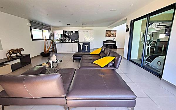 Maison à vendre    4 pièces • 239,50 m2 Marseille 13