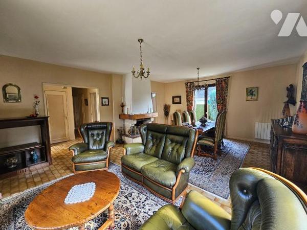 A VENDRE - LE MESNIL ESNARD

Maison de plain pied de 1981 composée d'une entrée, séjour - sal...