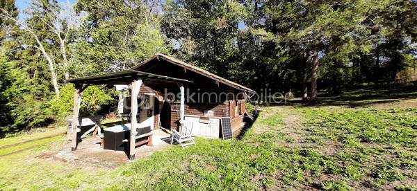 Exclusivité
📍Sur la commune de Chaillac sur Vienne 87200, à 8 minutes de Saint-Junien et à 8 minutes de Rochechouart, Terres Agricoles avec Lac et Chalet.
🌳🍄‍🟫Un terrain non constructible de 39169 m² composé de prairies et de bois (3/4 en herbe et 1/4 en bois).	
🦆Un lac de 10 000 m² environ, poissonneux (Carpes, Sandres, Gardons, Perches, Brochets). Il est alimenté par une source, à 350 mètres d'altitude et ne s'est jamais asséché. Profondeur, entre 5 et 6 mètres.
🛖Un chalet "off-grid", non raccordé aux réseaux (eau, électricité, fibre) qui comprend une pièce de vie de 21 m², une terrasse et une dépendance attenante. Absence d'assainissement.
Une douche et des toilettes sèches se trouvent à l'extérieur.
Sur place, également un puits alimenté par des sources, une caravane et une barque.
Il est possible d'y habiter, à condition d'acheminer le réseau d'eau courante jusqu'au chalet (300 mètres).
Arbres sur place : Chênes, Châtaigniers, Pins Sylvestres, Erable Canadien, Chêne Américain, Peupliers et Sapins.
Toutes commodités à moins de 10 minutes.