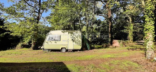 Exclusivité
📍Sur la commune de Chaillac sur Vienne 87200, à 8 minutes de Saint-Junien et à 8 minutes de Rochechouart, Terres Agricoles avec Lac et Chalet.
🌳🍄‍🟫Un terrain non constructible de 39169 m² composé de prairies et de bois (3/4 en herbe et 1/4 en bois).	
🦆Un lac de 10 000 m² environ, poissonneux (Carpes, Sandres, Gardons, Perches, Brochets). Il est alimenté par une source, à 350 mètres d'altitude et ne s'est jamais asséché. Profondeur, entre 5 et 6 mètres.
🛖Un chalet "off-grid", non raccordé aux réseaux (eau, électricité, fibre) qui comprend une pièce de vie de 21 m², une terrasse et une dépendance attenante. Absence d'assainissement.
Une douche et des toilettes sèches se trouvent à l'extérieur.
Sur place, également un puits alimenté par des sources, une caravane et une barque.
Il est possible d'y habiter, à condition d'acheminer le réseau d'eau courante jusqu'au chalet (300 mètres).
Arbres sur place : Chênes, Châtaigniers, Pins Sylvestres, Erable Canadien, Chêne Américain, Peupliers et Sapins.
Toutes commodités à moins de 10 minutes.
