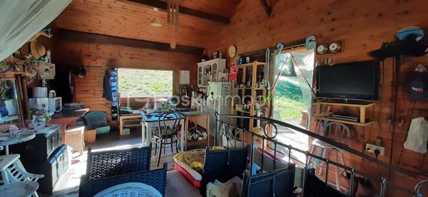 Exclusivité
📍Sur la commune de Chaillac sur Vienne 87200, à 8 minutes de Saint-Junien et à 8 minutes de Rochechouart, Terres Agricoles avec Lac et Chalet.
🌳🍄‍🟫Un terrain non constructible de 39169 m² composé de prairies et de bois (3/4 en herbe et 1/4 en bois).	
🦆Un lac de 10 000 m² environ, poissonneux (Carpes, Sandres, Gardons, Perches, Brochets). Il est alimenté par une source, à 350 mètres d'altitude et ne s'est jamais asséché. Profondeur, entre 5 et 6 mètres.
🛖Un chalet "off-grid", non raccordé aux réseaux (eau, électricité, fibre) qui comprend une pièce de vie de 21 m², une terrasse et une dépendance attenante. Absence d'assainissement.
Une douche et des toilettes sèches se trouvent à l'extérieur.
Sur place, également un puits alimenté par des sources, une caravane et une barque.
Il est possible d'y habiter, à condition d'acheminer le réseau d'eau courante jusqu'au chalet (300 mètres).
Arbres sur place : Chênes, Châtaigniers, Pins Sylvestres, Erable Canadien, Chêne Américain, Peupliers et Sapins.
Toutes commodités à moins de 10 minutes.
