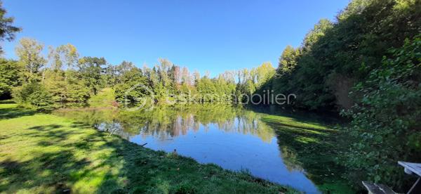 Exclusivité
📍Sur la commune de Chaillac sur Vienne 87200, à 8 minutes de Saint-Junien et à 8 minutes de Rochechouart, Terres Agricoles avec Lac et Chalet.
🌳🍄‍🟫Un terrain non constructible de 39169 m² composé de prairies et de bois (3/4 en herbe et 1/4 en bois).	
🦆Un lac de 10 000 m² environ, poissonneux (Carpes, Sandres, Gardons, Perches, Brochets). Il est alimenté par une source, à 350 mètres d'altitude et ne s'est jamais asséché. Profondeur, entre 5 et 6 mètres.
🛖Un chalet "off-grid", non raccordé aux réseaux (eau, électricité, fibre) qui comprend une pièce de vie de 21 m², une terrasse et une dépendance attenante. Absence d'assainissement.
Une douche et des toilettes sèches se trouvent à l'extérieur.
Sur place, également un puits alimenté par des sources, une caravane et une barque.
Il est possible d'y habiter, à condition d'acheminer le réseau d'eau courante jusqu'au chalet (300 mètres).
Arbres sur place : Chênes, Châtaigniers, Pins Sylvestres, Erable Canadien, Chêne Américain, Peupliers et Sapins.
Toutes commodités à moins de 10 minutes.