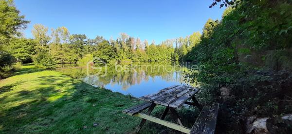 Exclusivité
📍Sur la commune de Chaillac sur Vienne 87200, à 8 minutes de Saint-Junien et à 8 minutes de Rochechouart, Terres Agricoles avec Lac et Chalet.
🌳🍄‍🟫Un terrain non constructible de 39169 m² composé de prairies et de bois (3/4 en herbe et 1/4 en bois).	
🦆Un lac de 10 000 m² environ, poissonneux (Carpes, Sandres, Gardons, Perches, Brochets). Il est alimenté par une source, à 350 mètres d'altitude et ne s'est jamais asséché. Profondeur, entre 5 et 6 mètres.
🛖Un chalet "off-grid", non raccordé aux réseaux (eau, électricité, fibre) qui comprend une pièce de vie de 21 m², une terrasse et une dépendance attenante. Absence d'assainissement.
Une douche et des toilettes sèches se trouvent à l'extérieur.
Sur place, également un puits alimenté par des sources, une caravane et une barque.
Il est possible d'y habiter, à condition d'acheminer le réseau d'eau courante jusqu'au chalet (300 mètres).
Arbres sur place : Chênes, Châtaigniers, Pins Sylvestres, Erable Canadien, Chêne Américain, Peupliers et Sapins.
Toutes commodités à moins de 10 minutes.