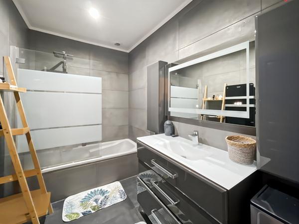 MAISON JUMELÉE DE TYPE 4/5 PIÈCES DANS DOMAINE SÉCURISÉ