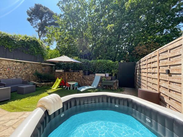 MAISON JUMELÉE DE TYPE 4/5 PIÈCES DANS DOMAINE SÉCURISÉ