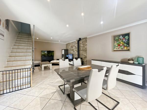 MAISON JUMELÉE DE TYPE 4/5 PIÈCES DANS DOMAINE SÉCURISÉ